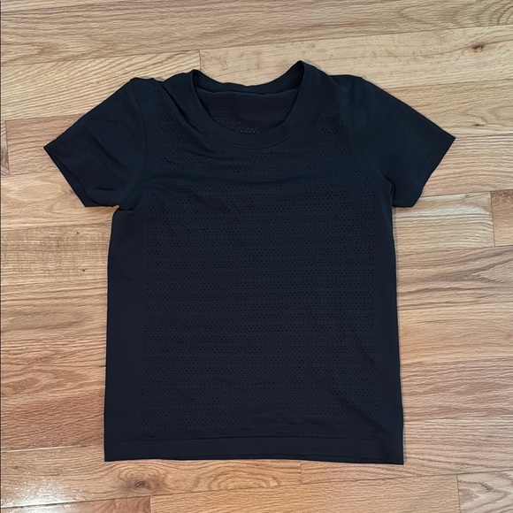 Lululemon Black Perforated T-Shirt - Picture 1 of 2